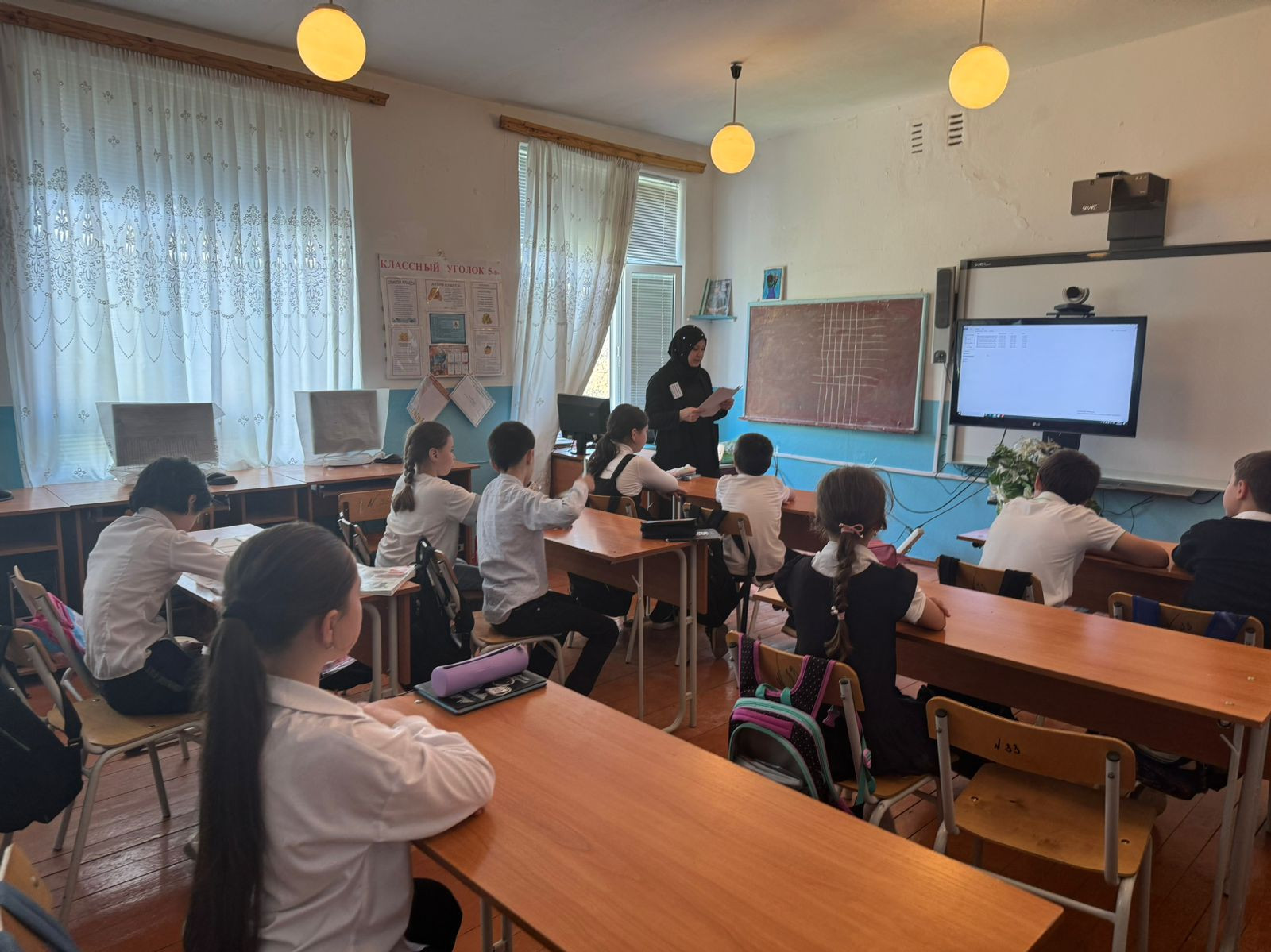 Специалист по работе семьей и детьми Алиева Максалина провела беседу на тему "Сквернословие" среди учеников 5 класса.